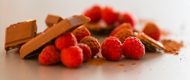 frutas vermelhas de framboesa em fundo cinza