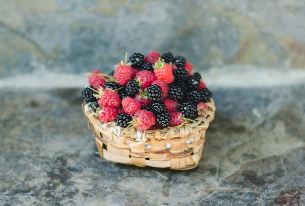 Frutas vermelhas na cesta de madeira.