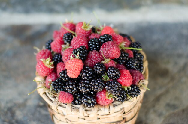 Frutas vermelhas na cesta de madeira.