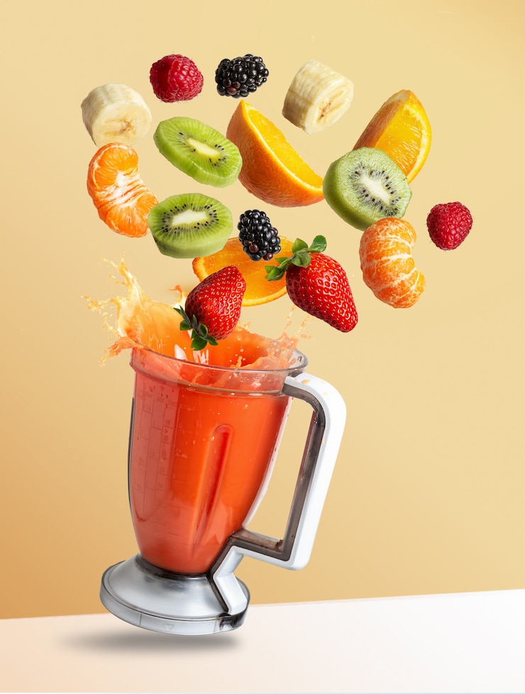 Foto frutas volando en una licuadora con jugo de fruta, aislado del fondo naranja