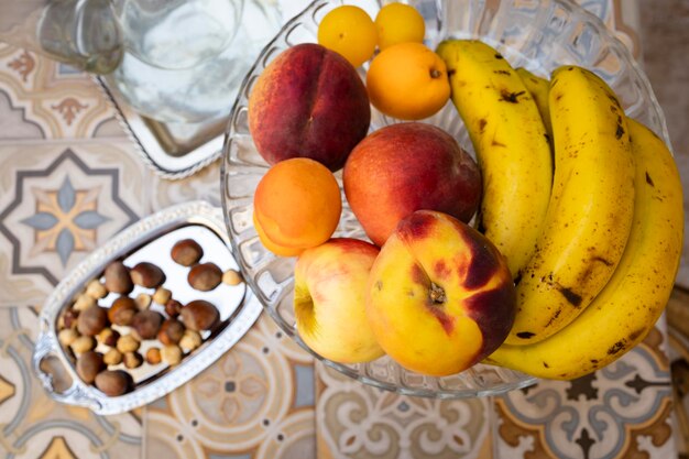 Frutero con fruta de verano. Fruta, el snack saludable. frutas de verano