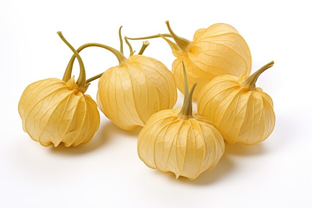 Fruto aislado múltiple de Physalis peruviana de fondo blanco