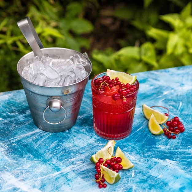 Fruto de arándano rojo con limón y hielo en balde