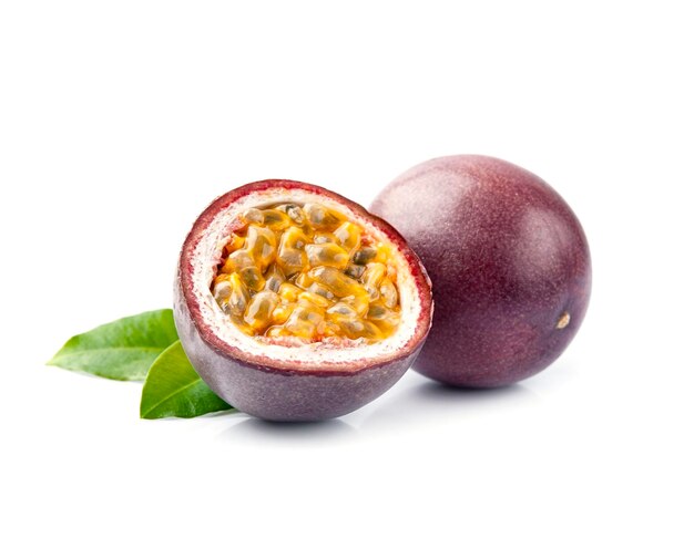 Fruto da paixão com folhas