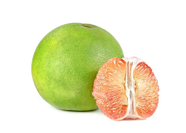 Foto fruto de casca de pomelo isolado em fundo branco