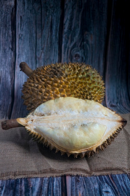 Foto fruto de durian fresco em fundo de madeira