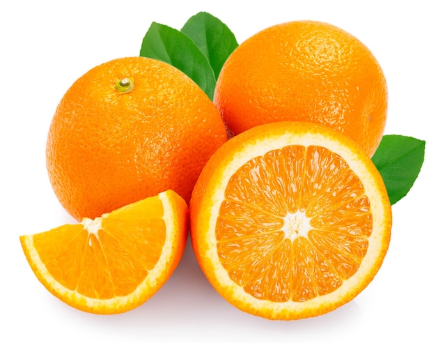 Fruto de laranja fresco isolado em fundo branco