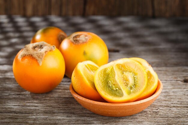 Fruto de lulo ou naranjilla na madeira