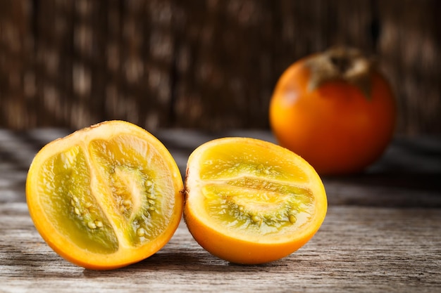 Fruto de lulo ou naranjilla na madeira