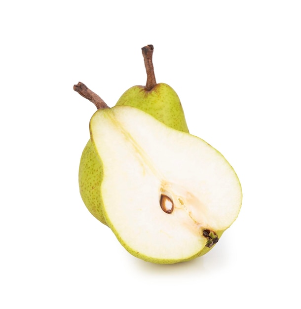 Fruto de pêra verde com metade e fatias isoladas em fundo branco