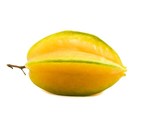 Fruto estrela ou carambola Mimosa estrela madura em fatias ou maçã estrela em fundo branco é nativa do sudeste da Ásia