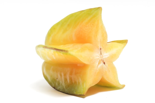 Fruto de estrella orgánico fresco y medio cortado vista lateral deliciosa aislada en el fondo blanco del camino de recorte