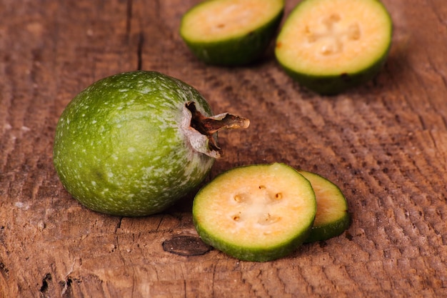 Fruto de feijoa en un primer plano de fondo de madera