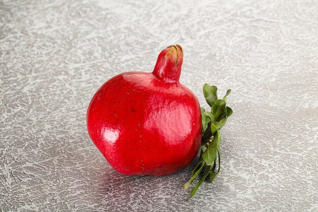 Fruto de granada rojo maduro, dulce y jugoso