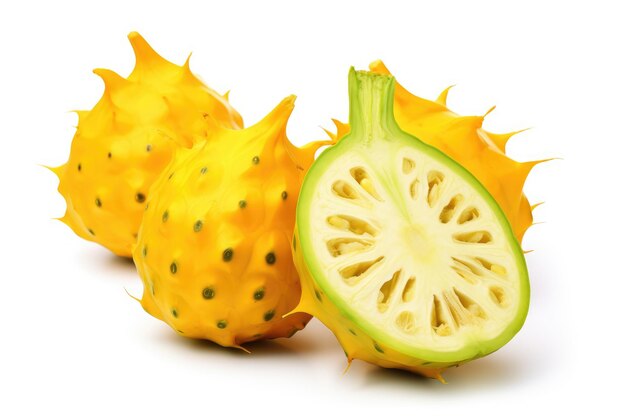 Fruto de kiwano aislado de fondo blanco