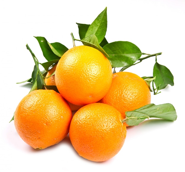 Fruto laranja isolado em fundo branco