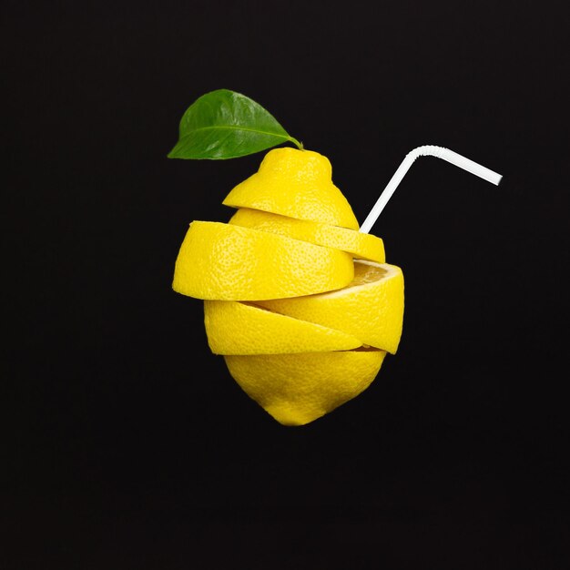 Fruto de ligereza flotando en el aire. Refrescante concepto de limonada. Levitación de alimentos o concepción de gravedad cero.