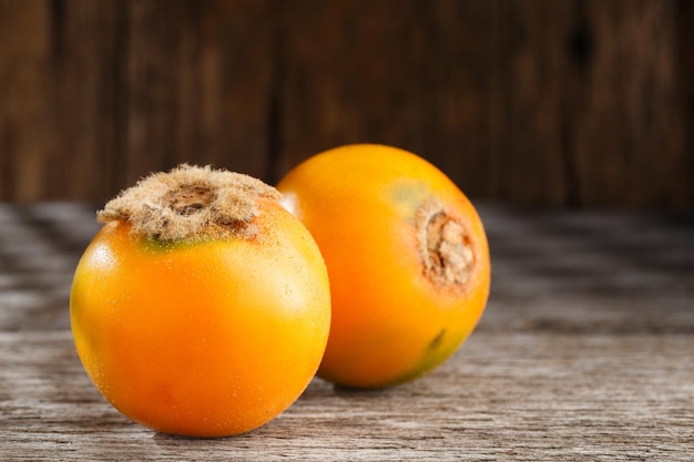 Fruto de lulo o naranjilla sobre madera