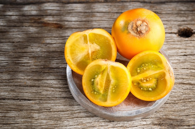 Fruto de lulo o naranjilla sobre madera