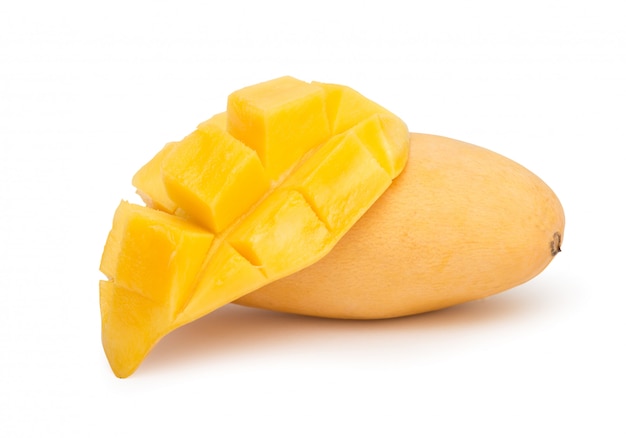 Fruto de mango aislado sobre un fondo blanco