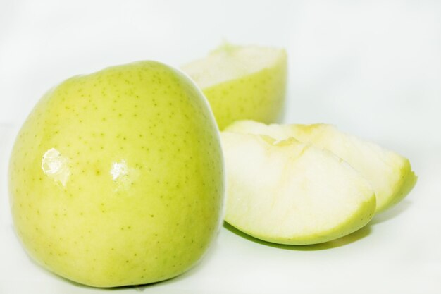 Foto fruto de manzana dorada verde con rodaja aislada sobre fondo blanco manzana dorada con trayectoria de recorte