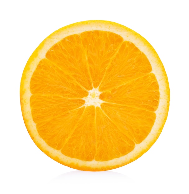 Fruto de naranja aislado en blanco