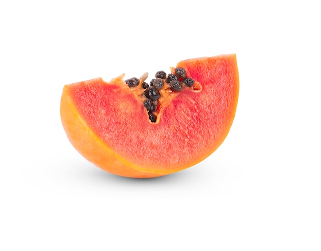 Fruto de papaya aislado sobre fondo blanco.