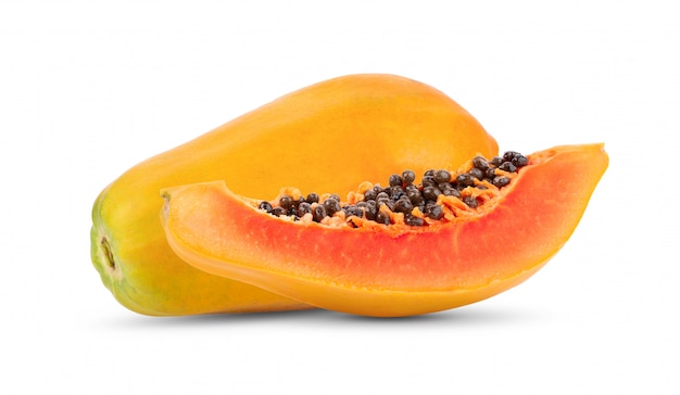 Fruto de papaya con semillas en la pared blanca