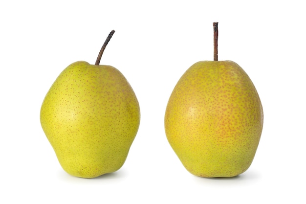 Fruto de pera aislado sobre fondo blanco.