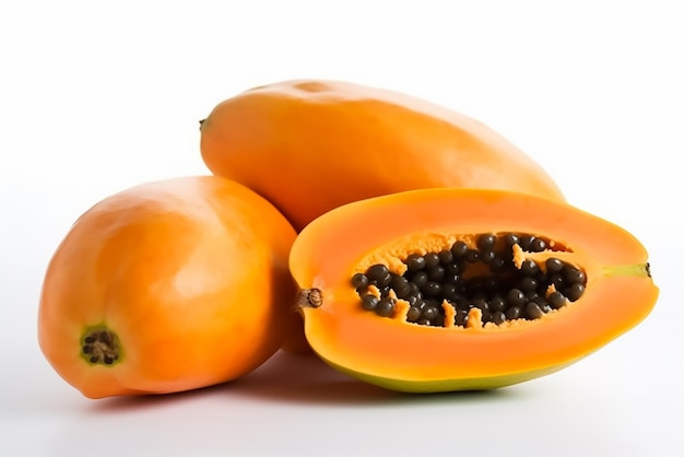 Fruto sazonal da papaia isolado no fundo branco