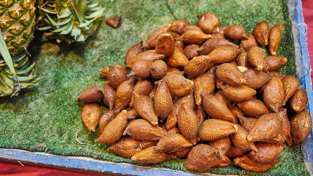 Fruto de la serpiente. Mercado en Koh Samui. Tailandia