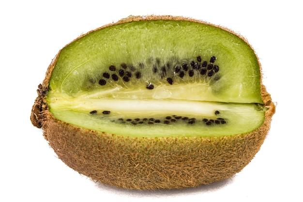 Fruto suculento de kiwi isolado em fundo branco
