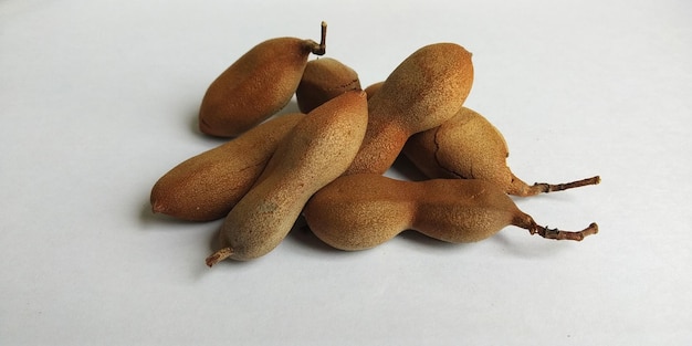 Fruto tropical de tamarindo isolado em fundo branco