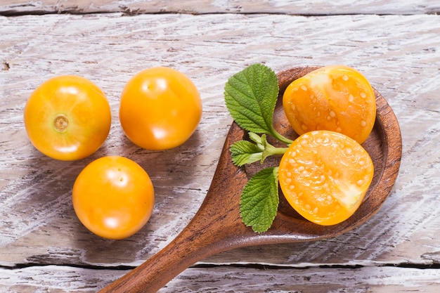 Fruto de uchuva uvilla aguaymanto sobre la mesa Physalis peruviana