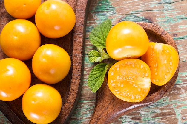 Fruto de uchuva uvilla aguaymanto sobre la mesa Physalis peruviana