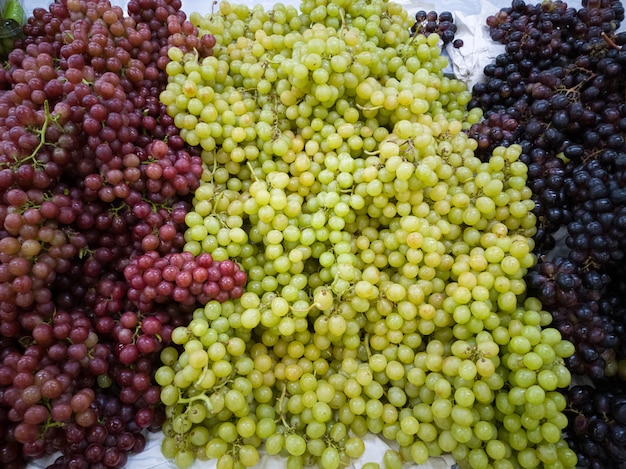 Fruto de uva verde y morado Alimento sano y natural.