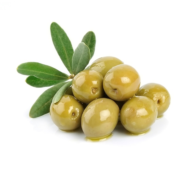 Frutos de aceituna aislados.