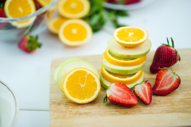 Los frutos de los amantes de la salud Fruta saludable Y cuidado de la salud para comer alimentos saludables. A la piel.
