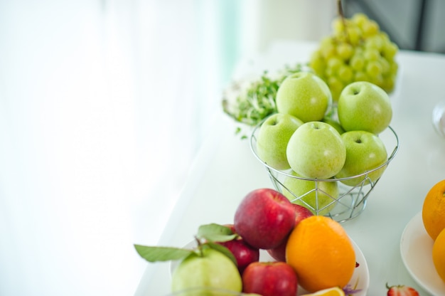 Los frutos de los amantes de la salud Fruta saludable Y cuidado de la salud para comer alimentos saludables. A la piel.