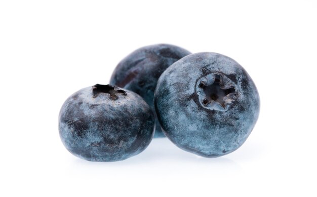 Frutos de arándano aislado sobre fondo blanco.