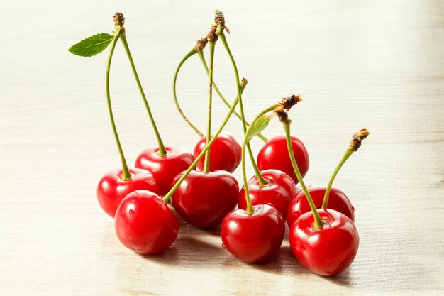 Frutos de una cereza sobre un fondo claro.