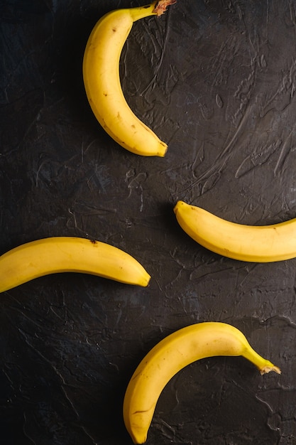 Frutos de banana na superfície texturizada escura