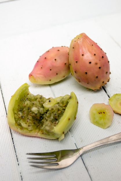 Frutos de cacto ficus-indica Opuntia aberto sobre um fundo branco