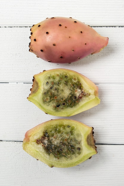 Frutos de cacto Opuntia ficus-indica em um fundo branco