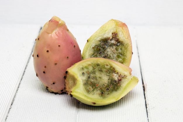 Frutos de cacto Opuntia ficus-indica em um fundo branco