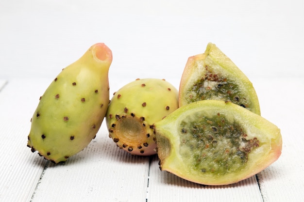 Frutos de cacto Opuntia ficus-indica em um fundo branco