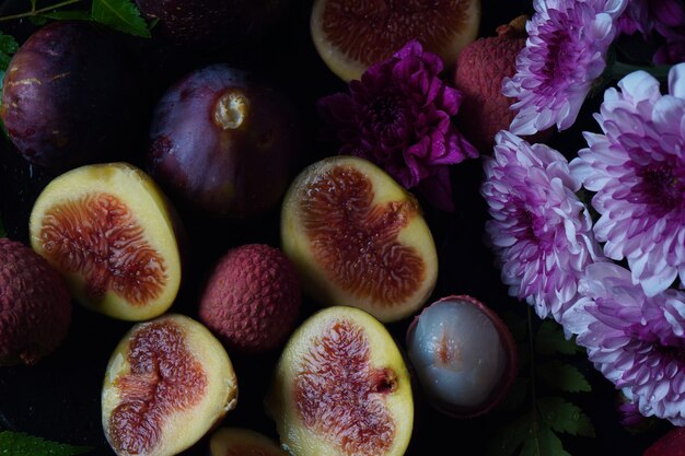 Frutos de figo fresco cru em fundo escuro. Fatias de figo comum fresco (Ficus carica)