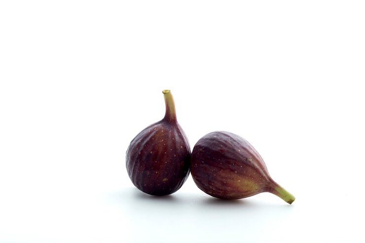 Frutos de figos isolados no fundo branco