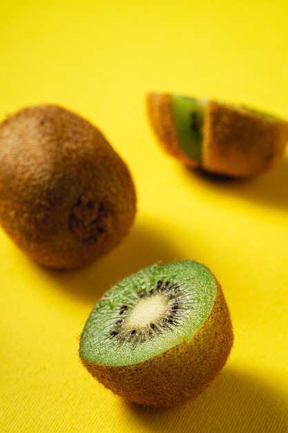 Frutos de kiwi fatiados pela metade em amarelo vibrante