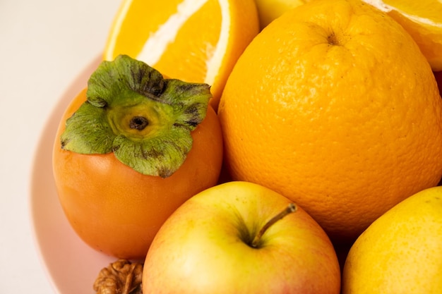 Frutos de laranja e amarelo, maçãs, caquis e laranjas